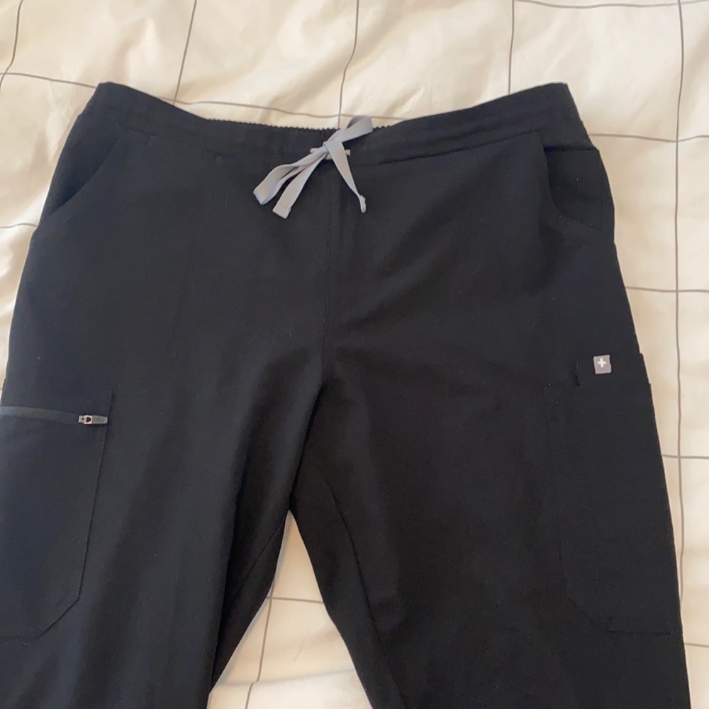 Women’s figs scrub bottoms